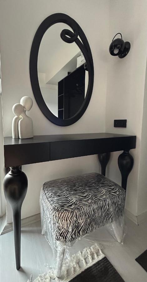 Sandev Apartments Black&White ชติป ภายนอก รูปภาพ