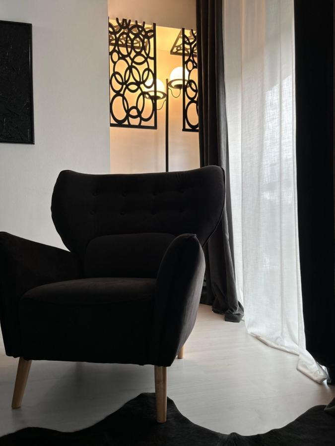 Sandev Apartments Black&White ชติป ภายนอก รูปภาพ