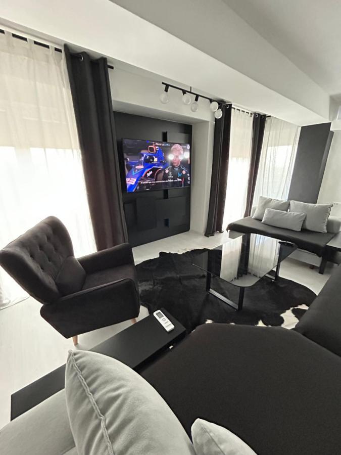 Sandev Apartments Black&White ชติป ภายนอก รูปภาพ