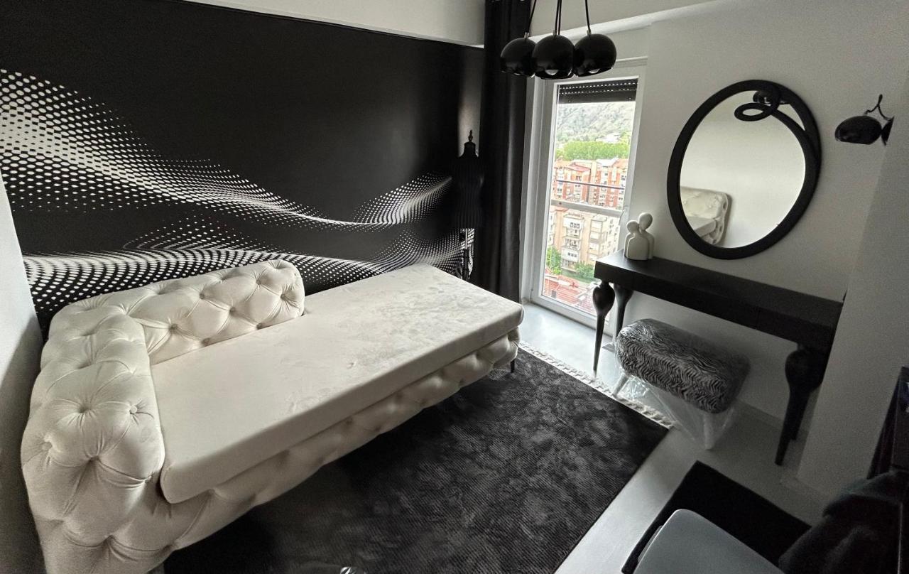 Sandev Apartments Black&White ชติป ภายนอก รูปภาพ