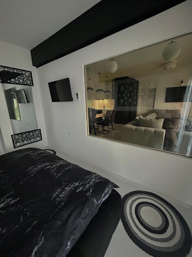 Sandev Apartments Black&White ชติป ภายนอก รูปภาพ