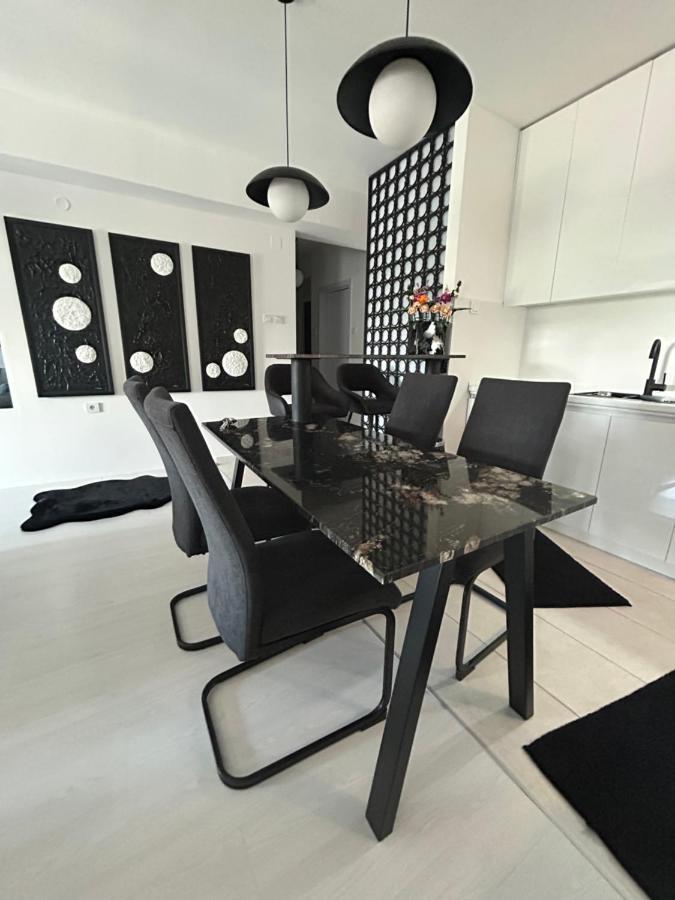 Sandev Apartments Black&White ชติป ภายนอก รูปภาพ