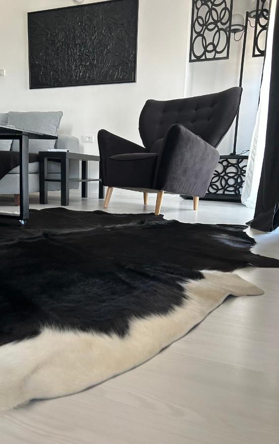 Sandev Apartments Black&White ชติป ภายนอก รูปภาพ