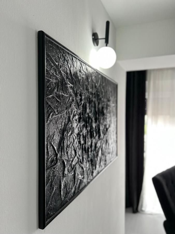 Sandev Apartments Black&White ชติป ภายนอก รูปภาพ